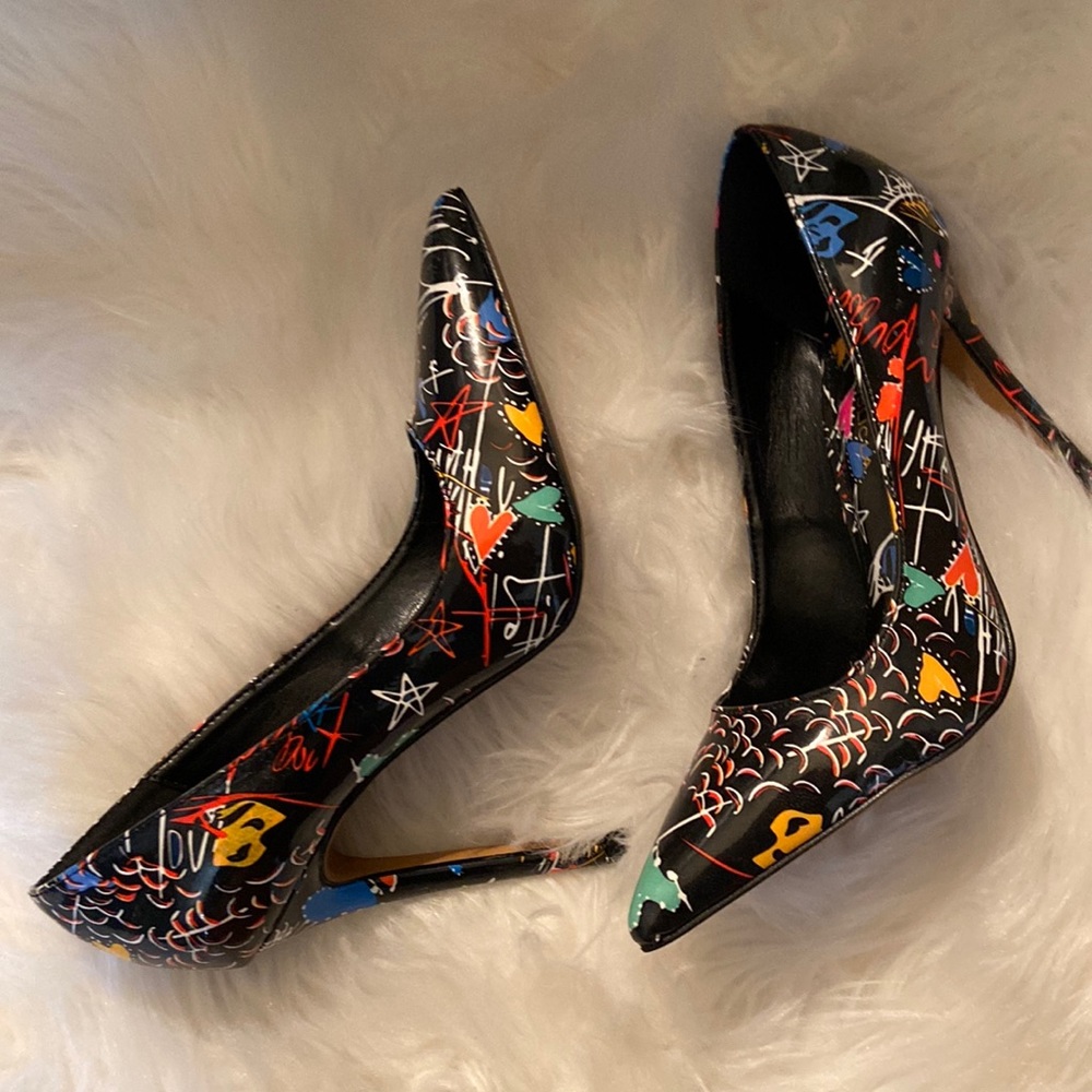 New never worn multi-colored heels size 6.